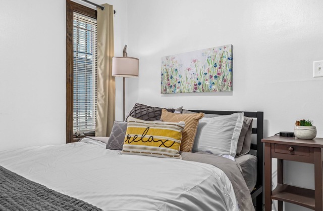 Charming 2BR Flat | Walk to Downtown Royal Oak