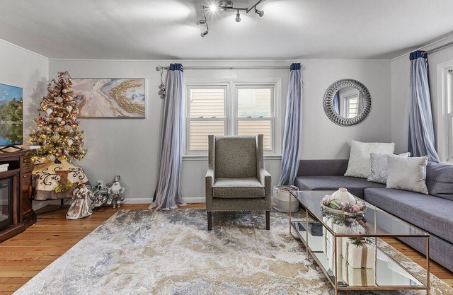 Charming 2Br House! Remodeled! Wi-Fi, SmartTV, W/D.