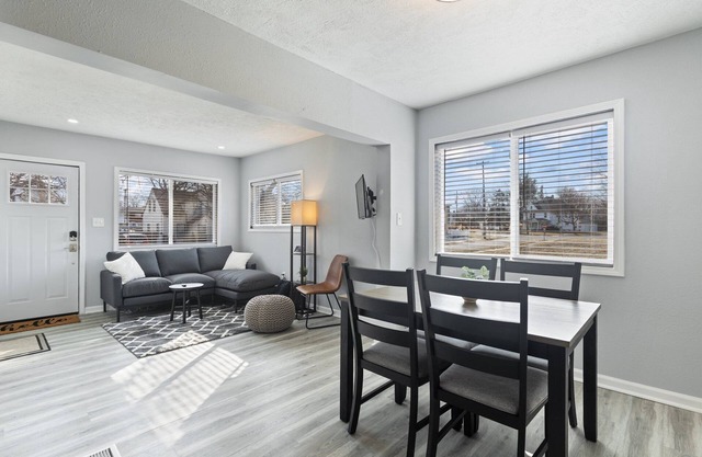 Charming 2BR South Lansing Retreat Close to MSU & Downtown