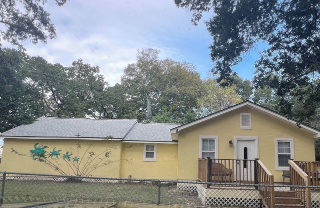 Charming 3 bed 2 bath house WiFi,AC in welcoming West Pensacola, Perdido Key