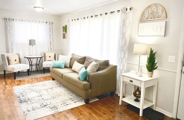 Charming 3-bed retreat perfect for family, friends, or romantic getaways. 48603