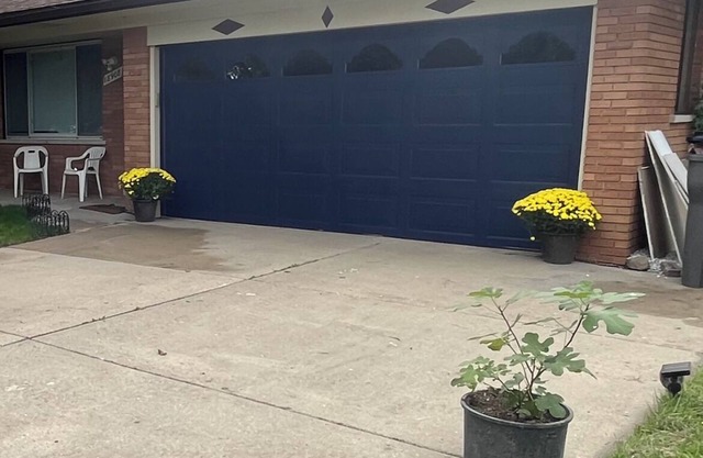 Charming 3-bedroom house with WiFi, AC in serene Clinton Township