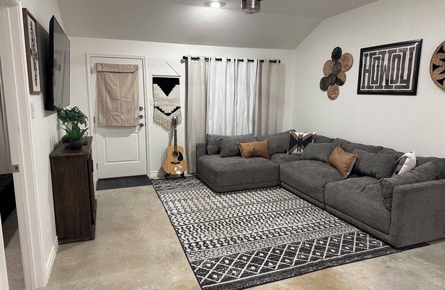 Charming 3-bedroom home with WiFi, King bed in fabulous Copperas Cove