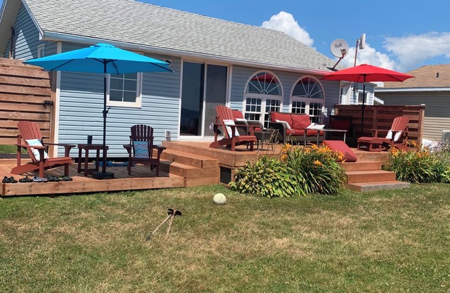 Charming 3-Bedroom Beachfront Cottage with stunning Confederation Bridge view