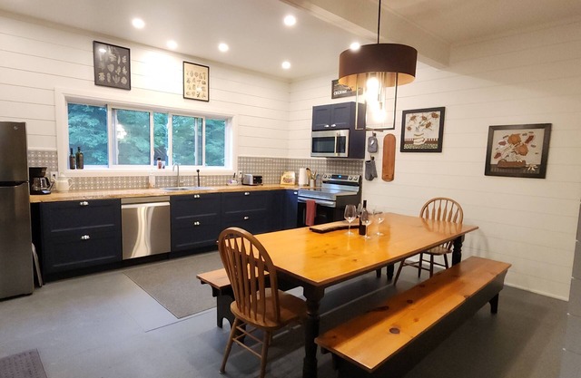 Charming 3-bedroom cottage on beautiful Lake Cecebe, swimming, boating, fishing