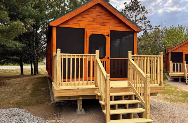 Charming 3-bedroom cabin with WiFi and AC in soothing Ely