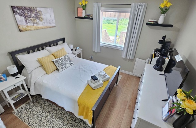 Charming 3 Bedroom Clean Unit!