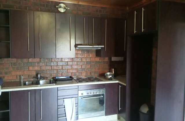 Charming 3-bedroom cottage with AC and WiFi in enchanting Germiston