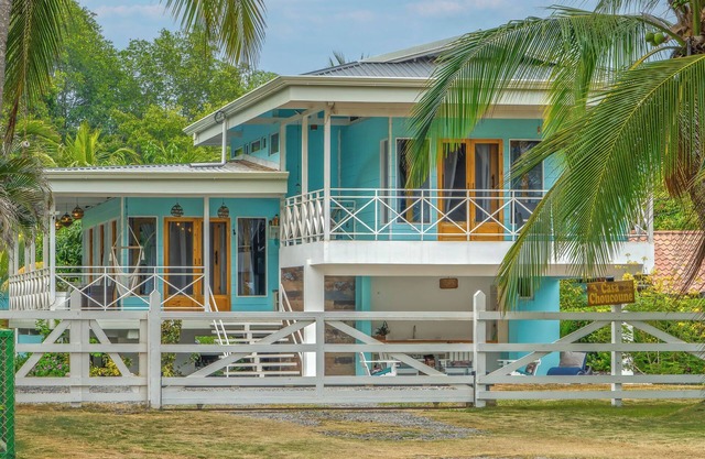 Charming 3-bedroom cottage in Parrita with WiFi, AC