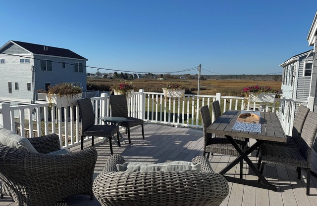 Charming 3-bedroom cottage steps to the ocean in beautiful Wells with AC