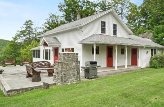 Charming 3 bedroom farmhouse with AC, fitness room in amazing Windsor NY
