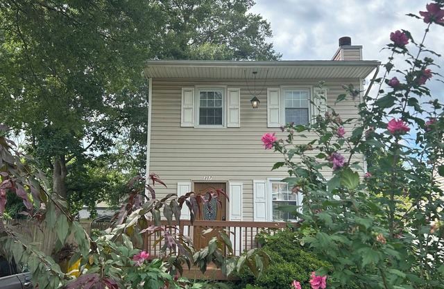 Charming 3-bedroom house with AC, WiFi in tranquil Edgewater on the bay .