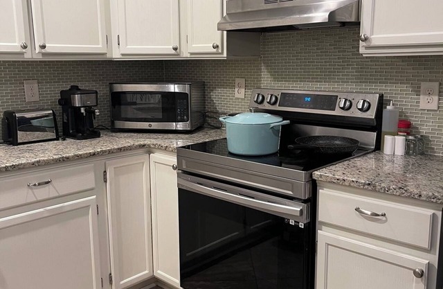 Charming 3-bedroom house with WiFi and AC in lovely Lexington.