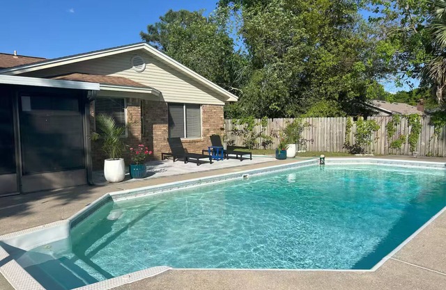 Charming 3-bedroom house in delightful Pensacola with Pool