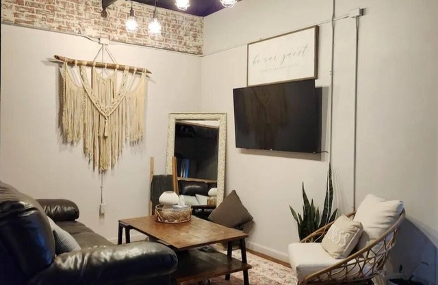 Charming 3-bedroom house with Wifi, soaker tub, rain shower, far infrared sauna