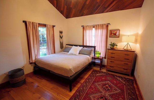 Charming 3-bedroom house in Trinidad nestled in the Redwoods