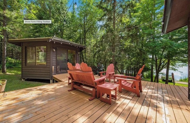 Charming 3-bedroom house with WiFi, AC on Big Turtle Lake.