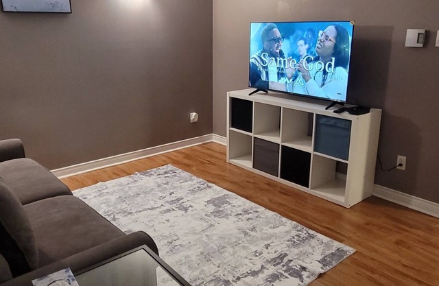 Charming 3-bedroom house with double garage, free WiFi, and AC in Dieppe, NB