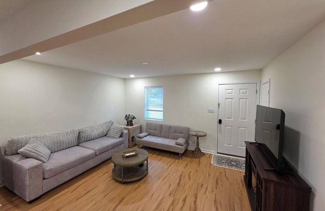Charming 3-bedroom house minutes to DUKE!
