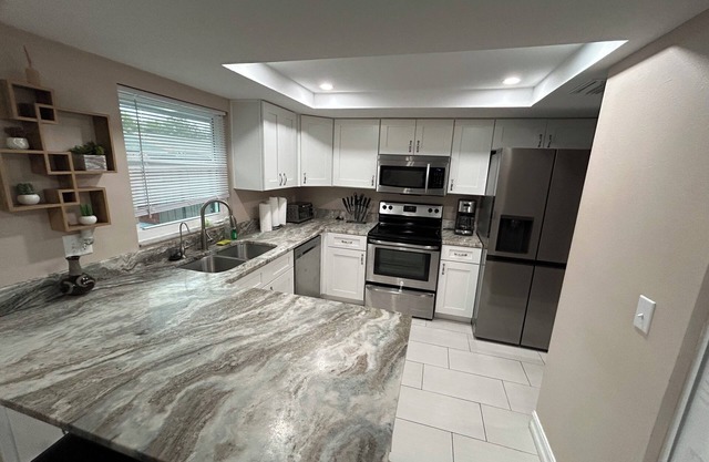 Charming 3-bedroom house with pool, AC, WiFi in pleasant Tampa