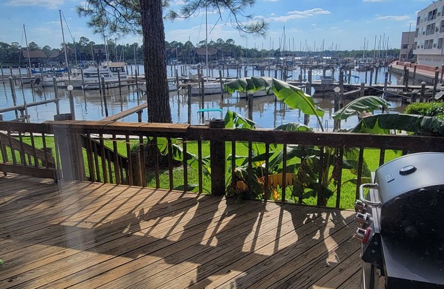 Charming 3-bedroom waterfront townhome with WiFi and AC in wonderful League City