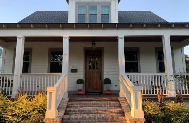 CHARMING 3 BR COTTAGE STEPS TO BEACH. CLOSE TO CASINOS, AQUARIUM,GOLF,GRASS LAWN