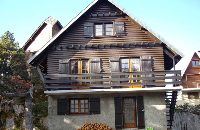 Charming 3-level chalet in the heart of the resort (sleeps 12 to 13)