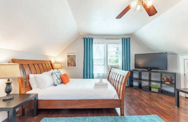 Charming 3bed Home w/Yard - Walk Score 91!