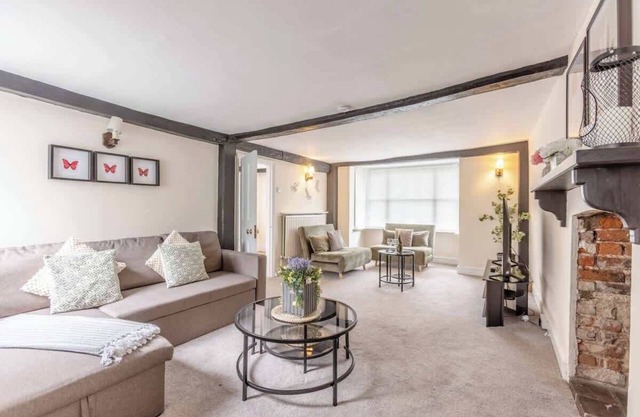 Charming 3BR Cottage Near Windsor & Sights