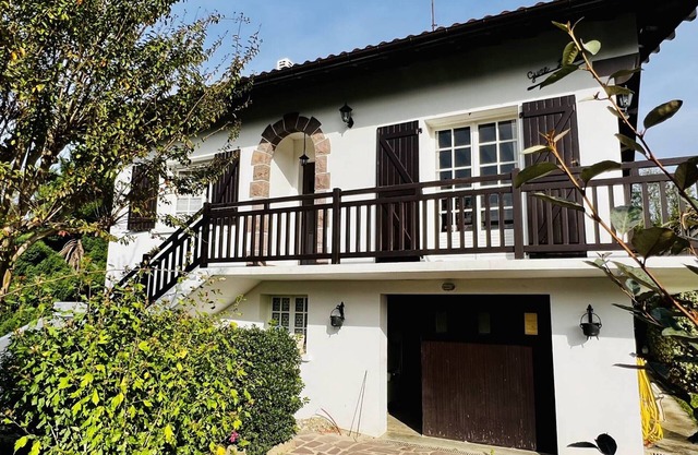 Charming 3BR House in Cambo-Les-Bains Center - Terrace, Garden, Pets Welcome, Internet Fiber