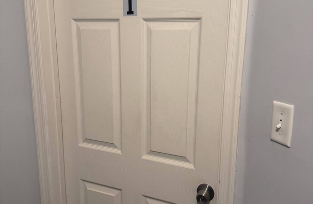 Charming 3rd floor Large bedroom inside townhome