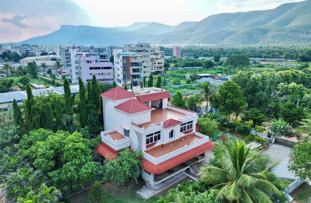 Charming 4-bedroom bungalow with WiFi and AC in Tirupati