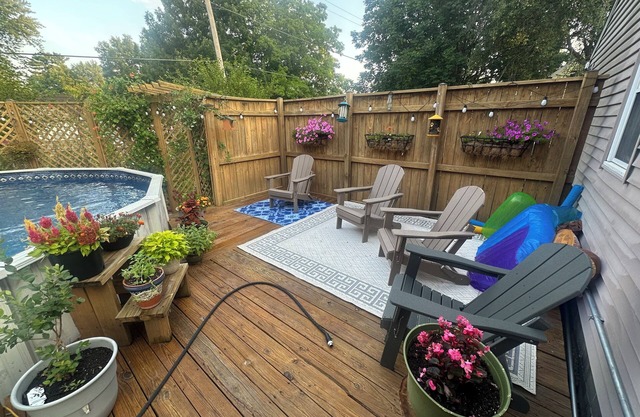 Charming 4 Bedroom, Fire Pit, Outdoor Projector, Heated Pool, Close to Downtown