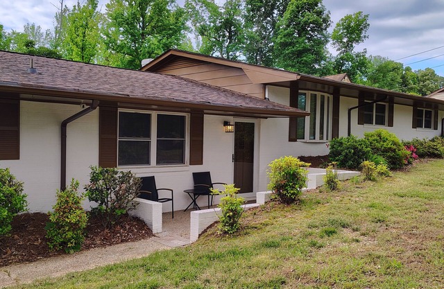 Charming 4-bedroom house with WiFi and AC in fabulous Charlotte