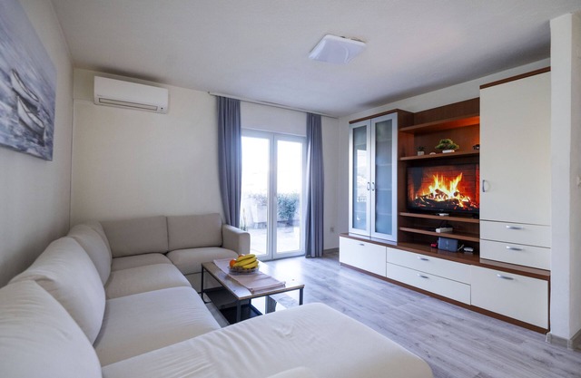 Charming 4-bedroom house with WiFi, AC in fabulous Split