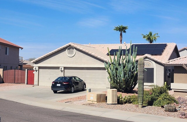 Charming 4-bedroom pet friendly oasis with WiFi, AC in peaceful Surprise.