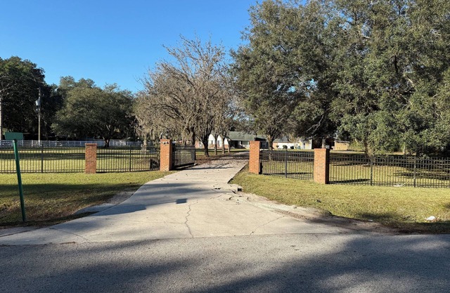 Charming 4-bedroom farmhouse in lovely Jacksonville with fitness room, WiFi