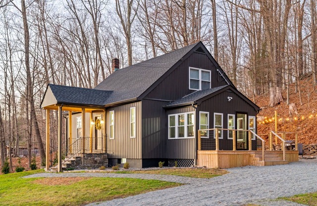 Charming 4-bedroom house with HOT TUB, SAUNA and Play Area in Newfoundland