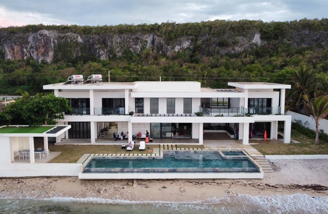 Charming 5-bedroom Ocean front villa in Discovery Bay.n