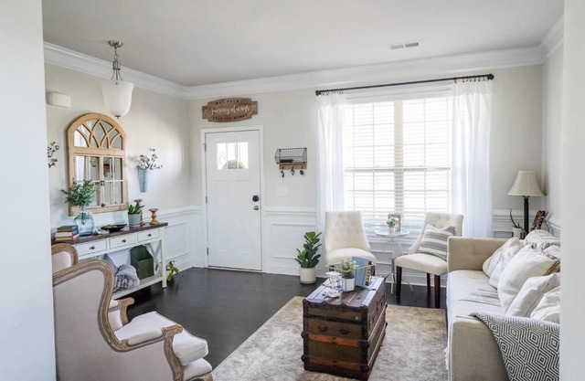 Charming 5 Bedroom spacious Home (sleeps 12-14)