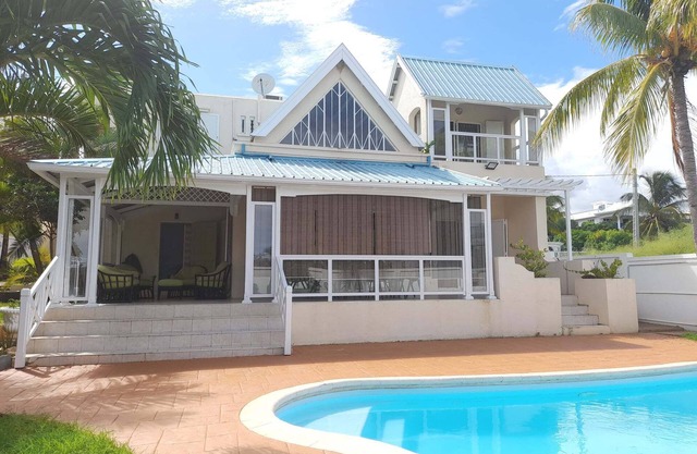 Charming 5 rooms villa with swimming pool near the beach