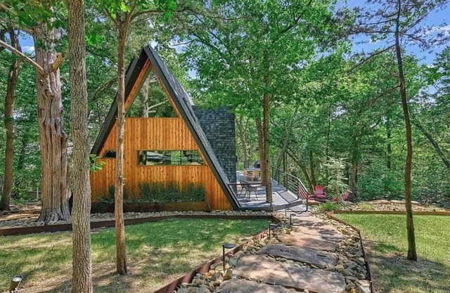 Charming A-Frame Cabin Nestled in the Trees @ Lake Texoma - Family Friendly