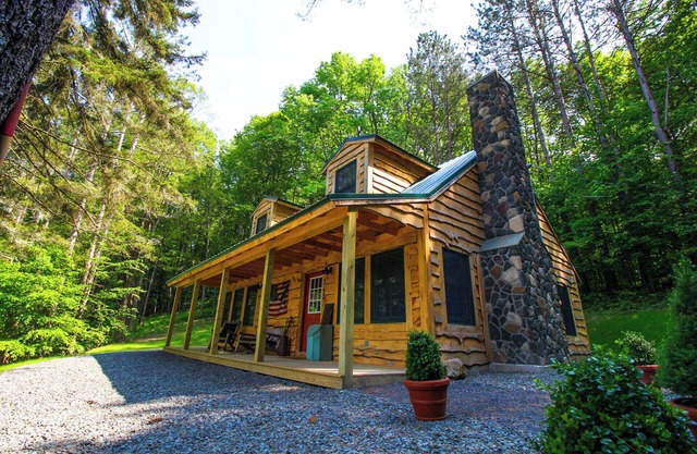 Charming and rustic 3-bedroom cabin just minutes from Cooperstown