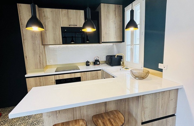 Charming apt Eiffel Tower