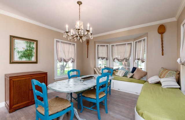 Charming Bay House, Located off Ocean Dr, Porches & Large Gardens