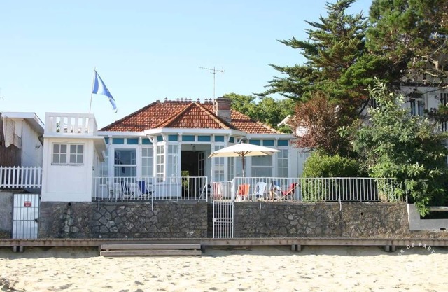 Charming beachfront villa in Arcachon, facing the Cap-Ferret peninsula.