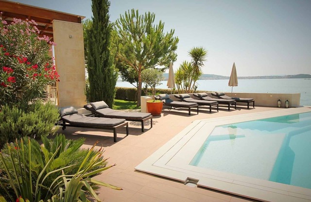 Charming beachside apartment Sea Star with shared pool