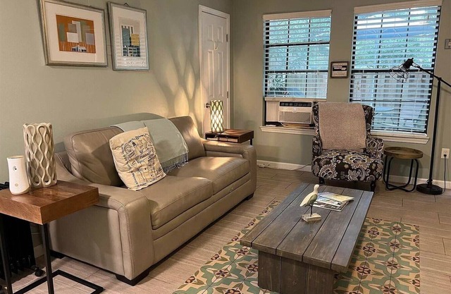 Charming bungalow #2 with AC and WiFi in lovely Pensacola