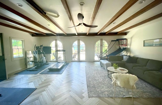 Charming bungalow with AC, exercise equipment, WiFi in marvelous Los Angeles