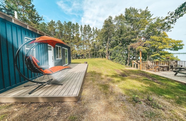 Charming Cabin Overlooking Rush Lake